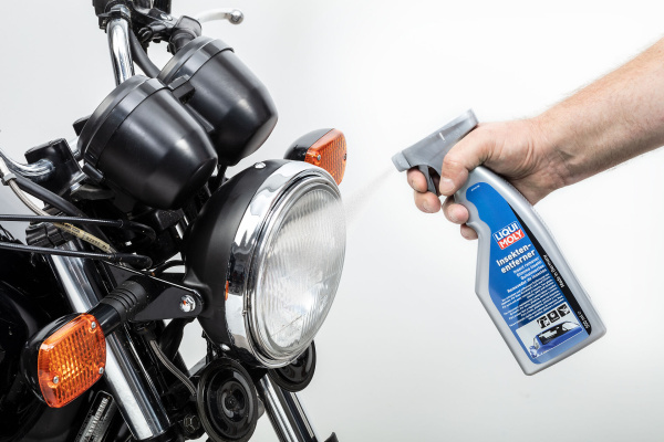 1543 Anwendung Insektenentferner Motorrad 01